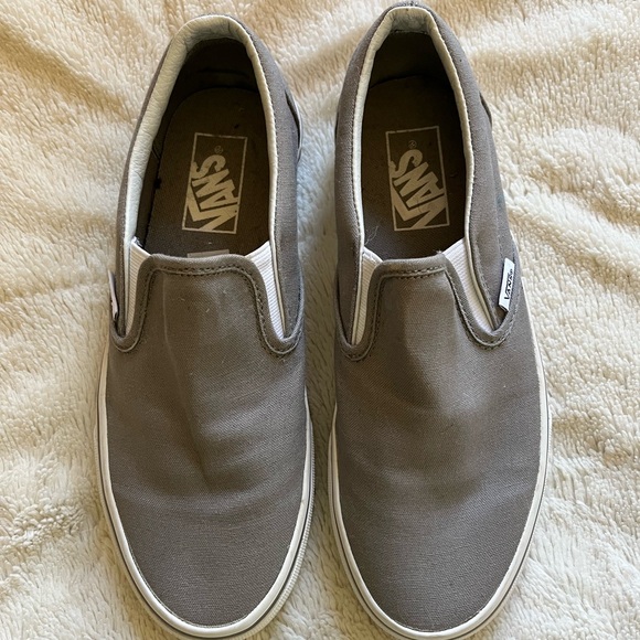 Van’s unisex slip on shoes (gray)
Women’s 7
Men’s 5.5 - Picture 1 of 5